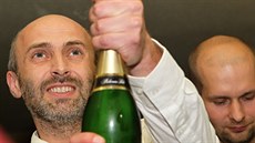 Oslavy vítzství ve volebním tábu Zmny. Lídr Jan Korytá otevírá lahev sektu.
