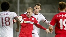 Brnnský fotbalista Roman Fischer (druhý zleva) se snaí uspt proti Mariu...