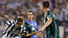 DRÍM T! Paul Pogba, záloník Juventusu Turín, se snaí pejít pes Francesca...