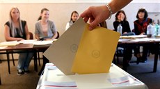 Voliči v Chebu odevzdávají hned dvě obálky - první s hlasy pro komunální volby,... Voliči v Chebu odevzdávají hned dvě obálky - první s hlasy pro komunální volby,...