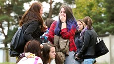 Zdrcení studenti obchodní akademie ped budovou koly ve áru nad Sázavou (14....