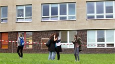 Zdrcení studenti obchodní akademie ped budovou koly ve áru nad Sázavou (14....