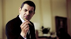 Rowan Atkinson jako agent Johnny English ve stejnojmenné komedii z roku 2003. Rowan Atkinson jako agent Johnny English ve stejnojmenné komedii z roku 2003.