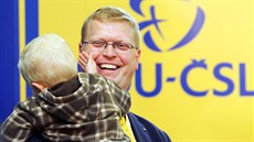 Předseda KDU-ČSL Pavel Bělobrádek dorazil do pražského volebního štábu se synem... Předseda KDU-ČSL Pavel Bělobrádek dorazil do pražského volebního štábu se synem...