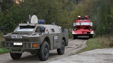 Policejní pyrotechnici prozkoumávají areál muniního skladu ve Vrbticích na...