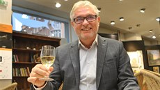 Jen pár skleniček, pak se musí začít pracovat. Tak nový ostravský senátor Peter... Jen pár skleniček, pak se musí začít pracovat. Tak nový ostravský senátor Peter...