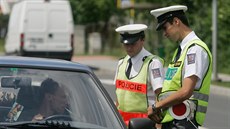 Zloděje, který okradl řidiče nákladního auta, zadrželi dopravní policisté,... Zloděje, který okradl řidiče nákladního auta, zadrželi dopravní policisté,...