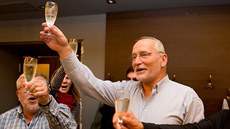 Primátor a lídr Hradeckého demokratického klubu Zdeněk Fink (uprostřed) slaví... Primátor a lídr Hradeckého demokratického klubu Zdeněk Fink (uprostřed) slaví...