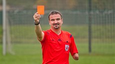 Fotbalový rozhodčí Jiří Říha v dětství přišel o levou ruku. Fotbalový rozhodčí Jiří Říha v dětství přišel o levou ruku.