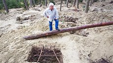 Starosta Petrášek musel řešit také problém s hledači vltavínů, kteří zničili... Starosta Petrášek musel řešit také problém s hledači vltavínů, kteří zničili...