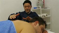 Jedním z tradičních čínských způsobů léčby je akupunktura. Jedním z tradičních čínských způsobů léčby je akupunktura.
