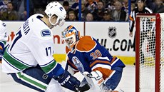 KDE JE PUK? Radim Vrbata v šanci před brankářem Edmontonu Benem Scrivensem. KDE JE PUK? Radim Vrbata v šanci před brankářem Edmontonu Benem Scrivensem.