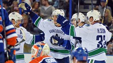 OSLAVA. Radim Vrbata z Vancouveru slaví s bratry Sediny gól v síti Edmontonu. 