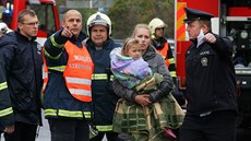 Hasiči vyvedli z paneláku na pět desítek osob ohrožených kouřem. Hasiči vyvedli z paneláku na pět desítek osob ohrožených kouřem.