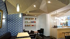 Interiéru Café Peroutka dominuje „vynucený“ podhled a výmalba s pomocí válečku Interiéru Café Peroutka dominuje „vynucený“ podhled a výmalba s pomocí válečku