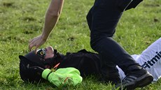 Zraněný žokej Josef Bartoš za Taxisovým příkopem. Zraněný žokej Josef Bartoš za Taxisovým příkopem.