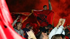 Zápas se nedohrál, ale albántí fanouci oslavovali své fotbalisty u ped...