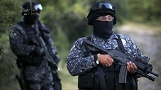 Místo, kde se našly neoznačené hroby s lidskými ostatky, střežili příslušníci... Místo, kde se našly neoznačené hroby s lidskými ostatky, střežili příslušníci...