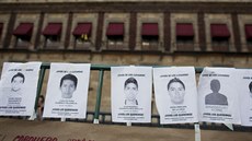 Portréty poheovaných student ped Národním palácem v hlavním mst Mexiku