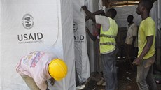 V liberijské Monrovii se staví nové zdravotnické zaízení, kde se budou léit...