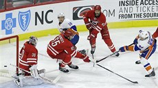 Michail Grabovskij (v bílém) z New York Islanders pekonává brankáe Cama Warda...