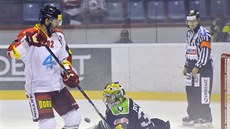 Olomoucký útočník Radek Dlouhý stojí před brankářem Davidem Rittichem z Mladé... Olomoucký útočník Radek Dlouhý stojí před brankářem Davidem Rittichem z Mladé...