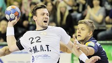 Plzeňský házenkář Michal Tonar střílí na permskou branku. Plzeňský házenkář Michal Tonar střílí na permskou branku.