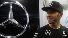 Lewis Hamilton v zázemí stáje Mercedes Lewis Hamilton v zázemí stáje Mercedes