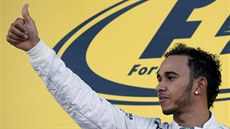 Lewis Hamilton slaví triumf ve Velké cen Ruska.