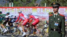 POD KONTROLOU. Momentka z cyklistického závodu Kolem Pekingu. POD KONTROLOU. Momentka z cyklistického závodu Kolem Pekingu.