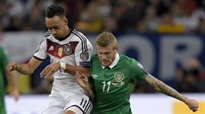 Karim Bellarabi (vlevo) z Nmecka a James McClean z Irska v souboji o mí.