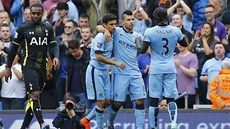 Sergio Agüero (druhý zprava) z Manchesteru City slaví promnnou penaltu proti...
