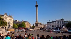 Turisté na londýnském náměstí Trafalgar Square Turisté na londýnském náměstí Trafalgar Square