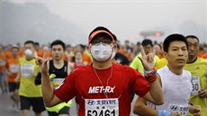 Řada závodníků absolvovala maraton v ochranných rouškách (Peking, 19. října... Řada závodníků absolvovala maraton v ochranných rouškách (Peking, 19. října...