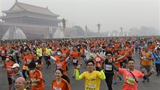 ada závodník absolvovala maraton v ochranných roukách (Peking, 19. íjna...