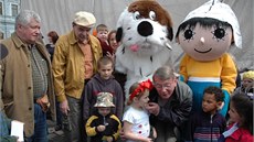 Spisovatel Rudolf Čechura (druhý zleva v bílé čepici) s výtvárníkem Jiří... Spisovatel Rudolf Čechura (druhý zleva v bílé čepici) s výtvárníkem Jiří...