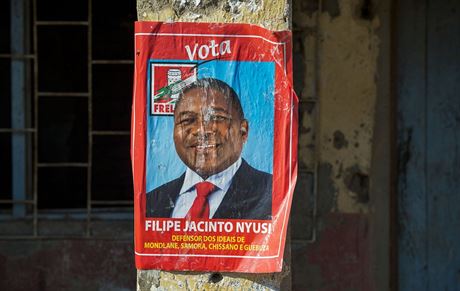 Budoucí prezident Mosambiku Filipe Nyusi na volebním plakátu (2. záí 2014)