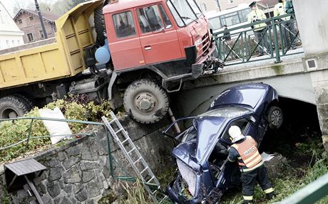 Nákladní tatra natlaila auto s malým chlapcem do koryta potoka.