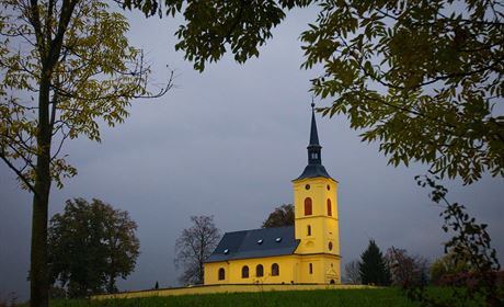 Kostel sv. Petra a Pavla ve Slatin je významnou památkou.