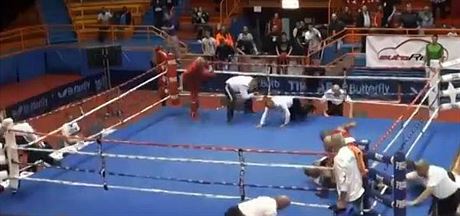 Chorvatský boxer Vido Lonar (v pravém dolním rohu) zasypává rozhodího sprkou...