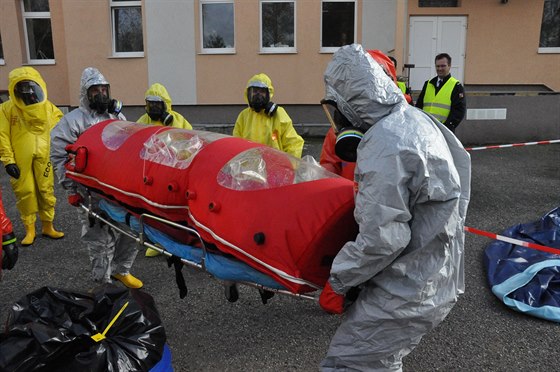 Pokud by se v Olomouckém kraji vyskytlo podezení na nemocného ebolou, nemohlo by se o nj postarat ani infekní oddlení a byl by v biovaku transportován jinam. Ilustraní snímek