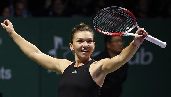 Rumunská tenistka Simona Halepová slaví okující vítzství nad Serenou...