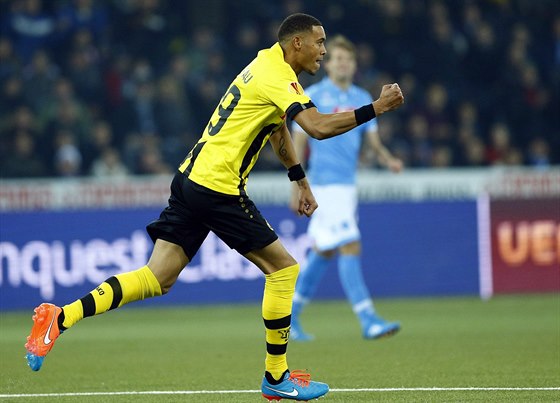 Guillaume Hoarau, fotbalista výcarského klubu Young Boys Bern, se raduje z...