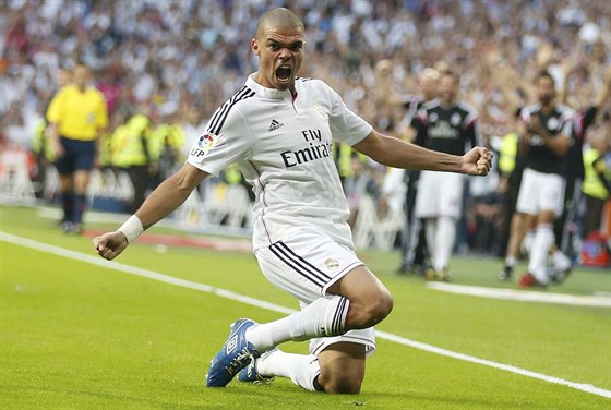 JE TO TAM! Pepé, obránce Realu Madrid, se raduje z gólu, který vstelil...