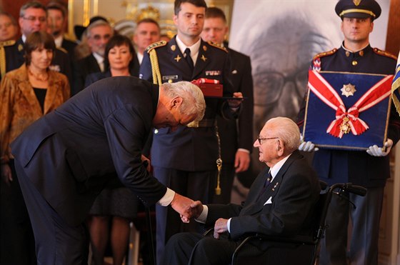 Prezident Milo Zeman pedal ád bílého lva Siru Nicholasi Wintonovi.