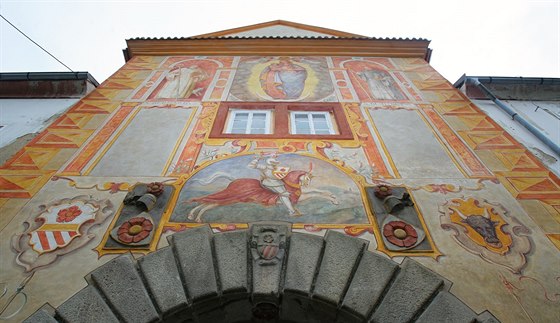 Freska zdobí Romberskou bránu ve vyebrodském klátee.