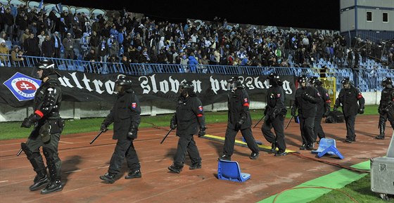 Policisté hlídkují na tartanové dráze ped fanouky Slovanu Bratislava bhem...