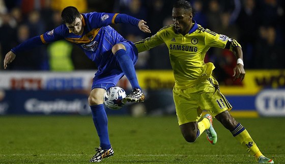 Bobby Grant (vlevo) ze Shrewsbury Town si chrání mí ped  Didierem Drogbou z...