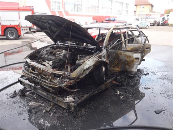 Auto vzplálo ve tvrtek pi oprav v díln ve Vosmíkov ulici v Humpolci,...