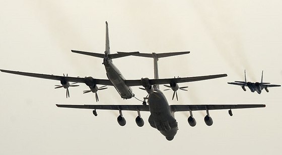 Kolem Evropy v posledních dnech létaly ruské bombardéry Tu-95 v doprovodu